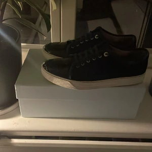 Lanvins Uk9 blåa - Hej, säljer nu mina lanvins. Sitter lite för små därav annonsen. Skick:9/10 Köptes på Nk kvittot finns  Hör av er vid minsta funderingen Storleken är som sagt Uk9 alltså mellan 43-44 