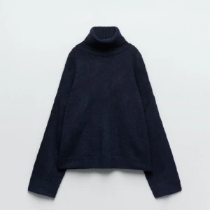 Stickad tröja - Marinblå stickad tröja med polo från Zara