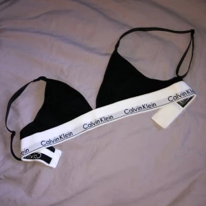Calvin Klein BH/topp - Storlek XS. Köpte den i somras och har använt ca 3 gånger, alltså är den i nästan nytt skick:) (köpt från Calvin Kleins egna hemsida)