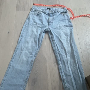 Nelly jeans  - Fina midwaist jeans från Nelly i storlek 38 men passar 36 mest. Avklippta där nere men inget jätte märkvärdigt  Midjemått 37 cm Hela byxan 103cm Innerbenslängd 77 Längst ner 21cm