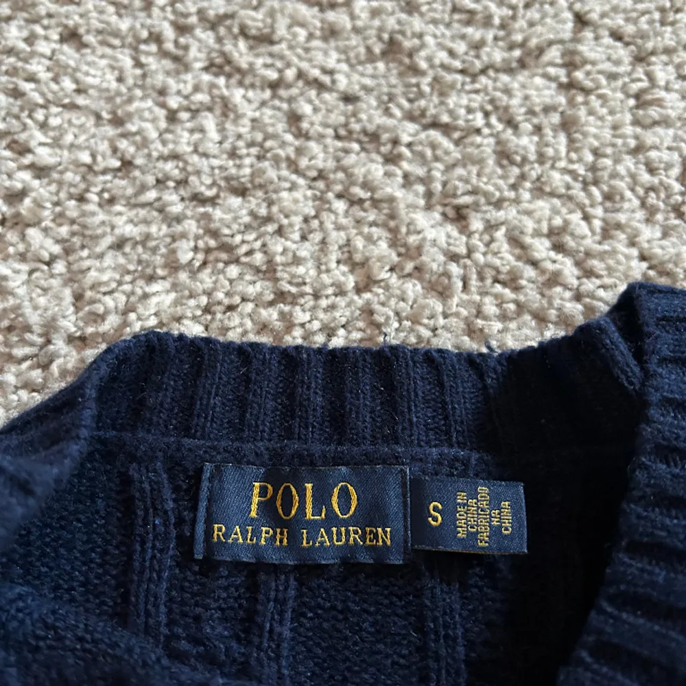 Säljer min polo kabel stickade tröja då den ej kommer till användning, köpt i butik för 800kr.. Hoodies.