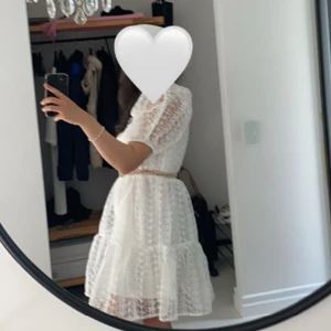 Studentklänning med ballongärmar från Sisters Point - Studentklänning med ballongärmar. Storlek M. Nypris: 900kr Använd 1 gång. Kan hämtas i Rönninge. Varan kommer från ett djur- och rökfritt hem. Ta en titt på mina andra annonser! Samfraktar gärna. Bud är bindande och betalning sker inom två dagar