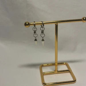 STILSTHLM  - Snygga örhängen! Finns i silver och liknande i guld.  Köp för 109kr/st Eller 199kr/paret. Modell 136 Smyckes ställningen finns även att köpa för 299kr!