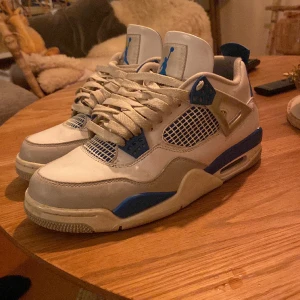 Jordan4 - Riktigt fräscha Jordan 4 miletary blue i storlek 42,5
