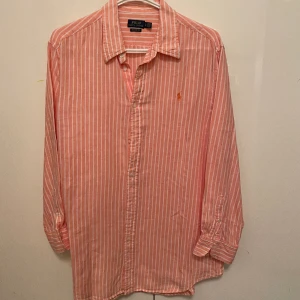 Somrig damskjorta Polo Ralph Lauren - PRIS KAN DISKUTERAS  Jättefin lång, rosa somrig skjorta från polo ralph lauren i strl xl men mer som en l. Kontakta vid intresse🙌🏼🙌🏼