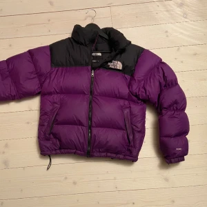 The north face dunjacka (nuptse jacket) - En varm och skön jacka som är perfekt för vintern! Inga hål eller övriga skador. 