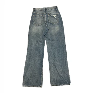 blåa straight/wide fit jeans - säljer dessa snygga wide leg jeans från h&m. De är i hyffsat bra skick. om du har frågor så är det bara att kontakta mig. 