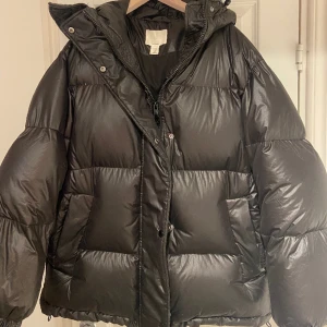 Vinterjacka - En vinterjacka i från h&m (äkta dun) som är lite oversized i modellen, denna jacka har aldrig kommit till användning.  (Inga skador eller fläckar)