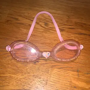 Simglasögon för barn med prinsessor. Inte andvända många gånger 