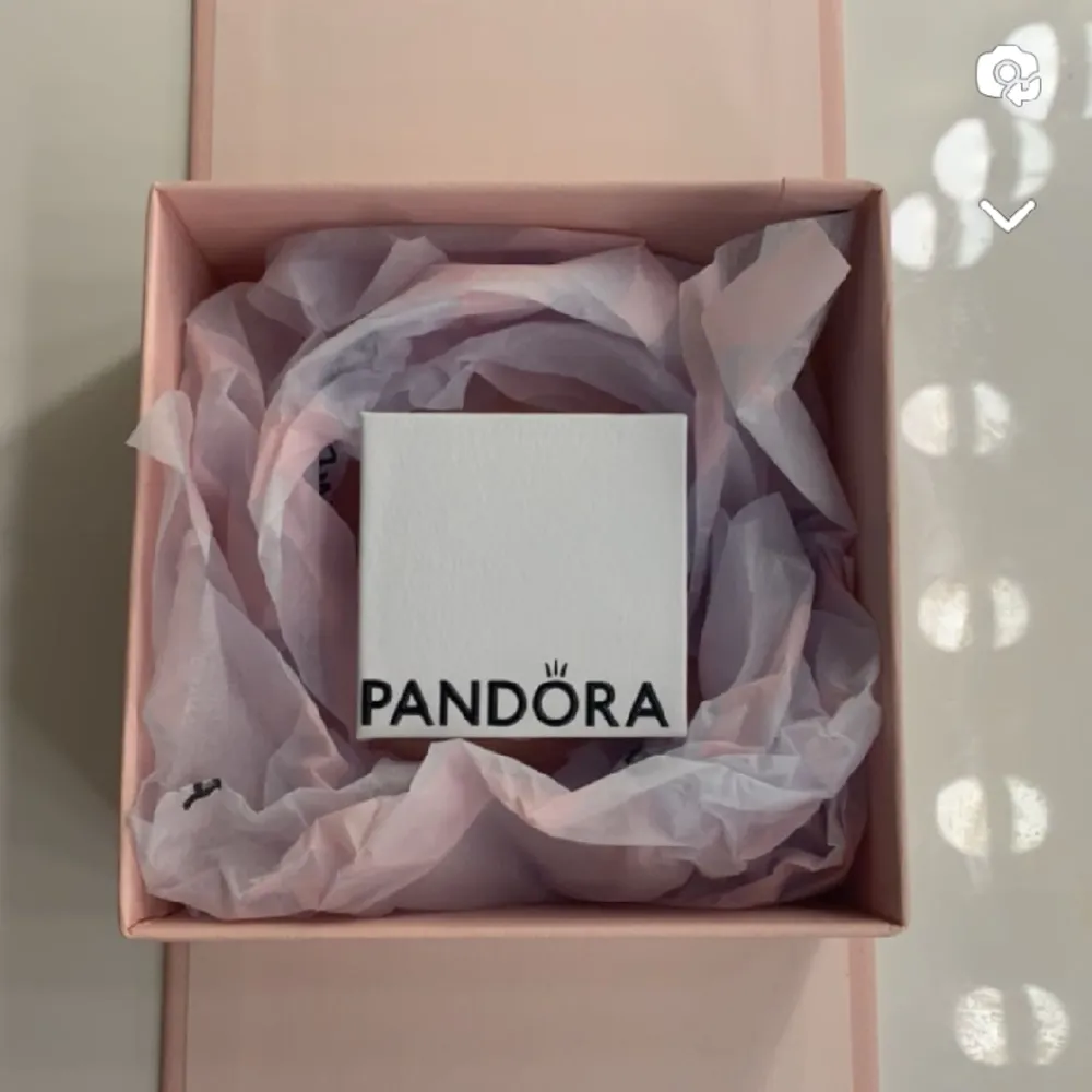 Säljer denna sjukt fina Pandora ring som är i silver. Den är använd 1 gång och det finns inga defekter alls. Allt på första bilden finns kvar. Skriv privat ifall ni har några frågor❤️. Accessoarer.
