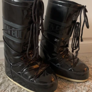 Moon boot - Moon botts i nästan nyskick. Andvända max fem gånger och har inga märken. Köpta för ca 2000kr. (Kommer inte exakt ihåg). Passar bra på mig som har storlek 38