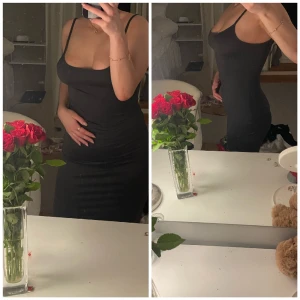 Lång klänning  - Super fin klänning i mörkgrå nyans. Passar perfekt en sval sommar kväll med en stickad tröja över. En riktig skims dupe! Jätte skönt material som är stretchigt!