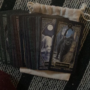 Lisa parker tarotkortlek - Helt komplett och inga skador Köpt för 300kr  Skriv till mig vid intresse  Endast swish Köparen står för frakten 