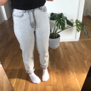 Jeans - Ljusgråa jeans från Gina Tricot i storlek 34