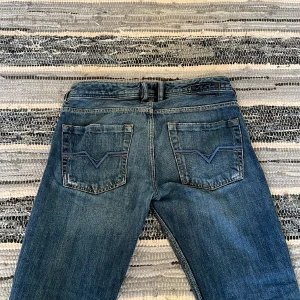 bootcut jeans - Köpte secondhand och känner nu i efterhand att jag inte gillar hur dom sitter! Bra skick💕