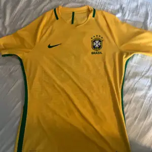 Fet brasilien tröja med neymar på ryggen! Perfekt till sommaren och 100% authentic! Tyvärr har nikeloggan börjat släppa lite men går nog lätt att limma! Storlek XL men sitter som L!