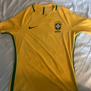 Brasilien tröja - Fet brasilien tröja med neymar på ryggen! Perfekt till sommaren och 100% authentic! Tyvärr har nikeloggan börjat släppa lite men går nog lätt att limma! Storlek XL men sitter som L!