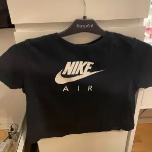 Säljer denna Nike tröja som är använd några få gånger men har inga defekter. Passar XS