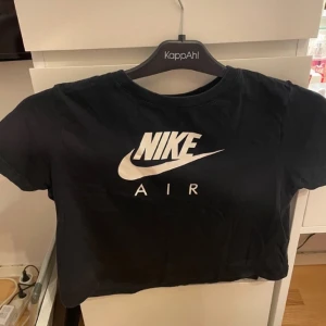 Nike tröja - Säljer denna Nike tröja som är använd några få gånger men har inga defekter. Passar XS