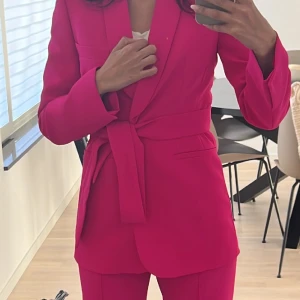 Kostym från zara - Nyskick, använd endast ett tillfälle. Kavaj och byxa.