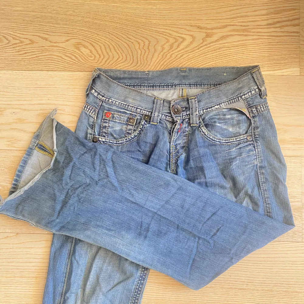 Lågmidjade replay bootcut jeans, innerbenslängden 72cm och midjemåttet 36cm. De är lite slitna längst ner men inget som är som syns super mycket 💕. Jeans & Byxor.