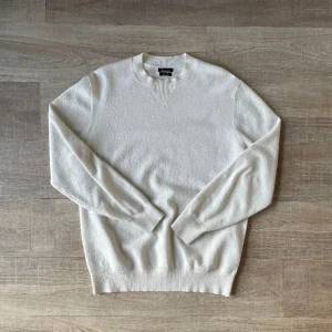 100% merinoull Massimo Dutti Lagre - Vitt Tröja i 100% merinoull. Storlek large och i jättebra skick!