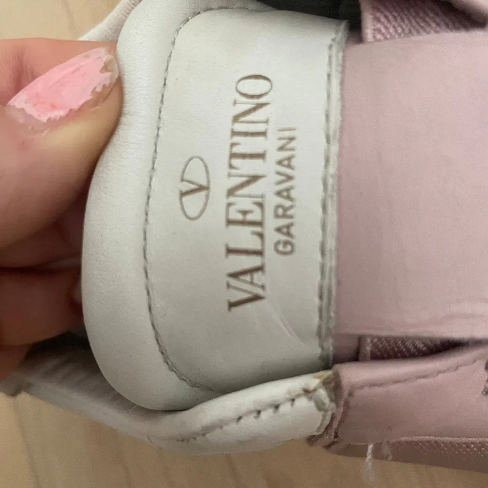Valentino garavani skor laceless modellen 💗  Super sköna och snygga skor!  Kontakta mig först så slår jag på ”köp nu”.  (Kan ej posta förens tidigast nästa vecka pga firar jul hemmifrån) . Skor.