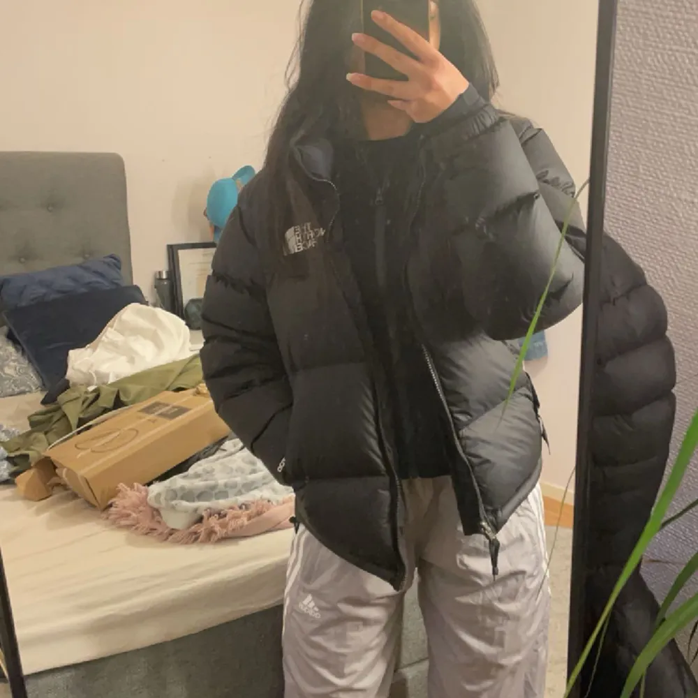 North face jacka som ja köpte på plick förra året, den var nästintill ny när jag köpte den. Använd fåtal gånger och är i perfekt skick.  Män storlek xxs, passar mig perfekt som använder xs-s. Första bilden är från förra ägaren, två sista är mina. . Jackor.