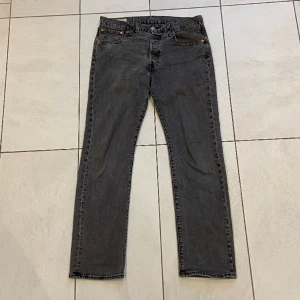 LEVIS 501 - Hej, två par Levis jeans i bra skick. Skriv gärna för mer bilder eller frågor. Säljer paren för 400kr st, snabb affär kan pris diskuteras. Båda paren samma storlek 