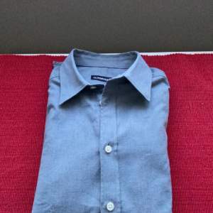 En grå Lindeberg skjorta i storlek S, inga defekter då den aldrig använts. Nypris 1299kr. Mitt pris 449kr