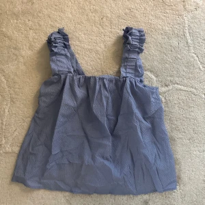 Linne med textur - Fint linne med puffiga axelband. Söt rosett i ryggen💗