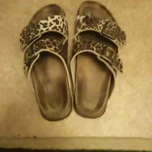 Sandaler - Är i bra skick och jag ska sälja de för 50 kr plus frakt. 