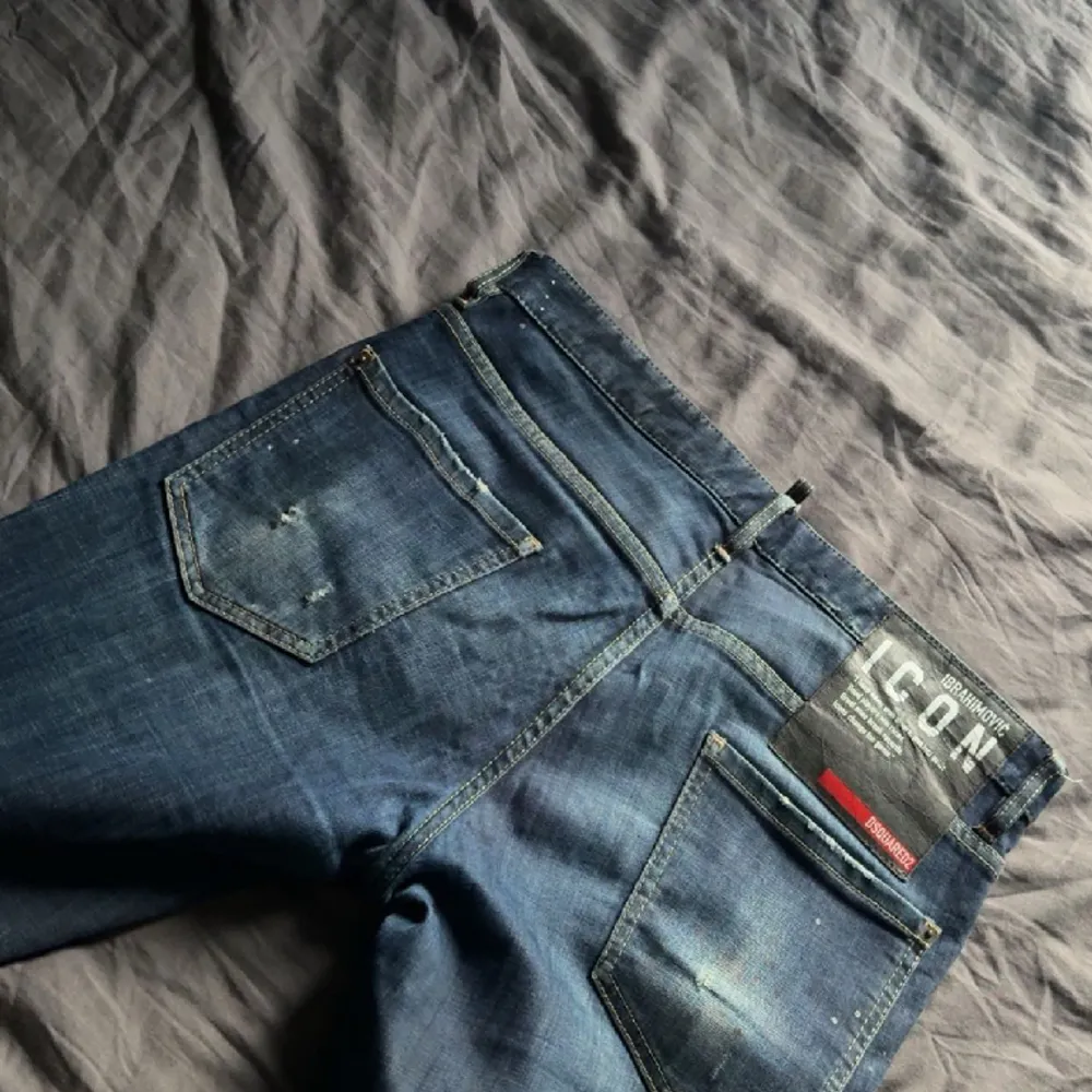Äkta dsquared2 jeans Zlatan kollektionen, ny pris 4799 de är storlek 48. De är inte sönder någonstans. . Jeans & Byxor.