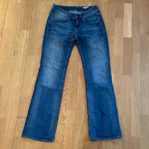 Lågmidjade Tommy Hilfiger jeans! - Säljer dessa sjukt snygga Lågmidjade jeansen! Midjemått - 39 & Innerbenslängd - 77❤️