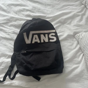 Ryggsäck Vans - Säljer en använd ryggsäck i bra skick från vans. Nypris runt 500, säljer för 200. Inget fel på den.