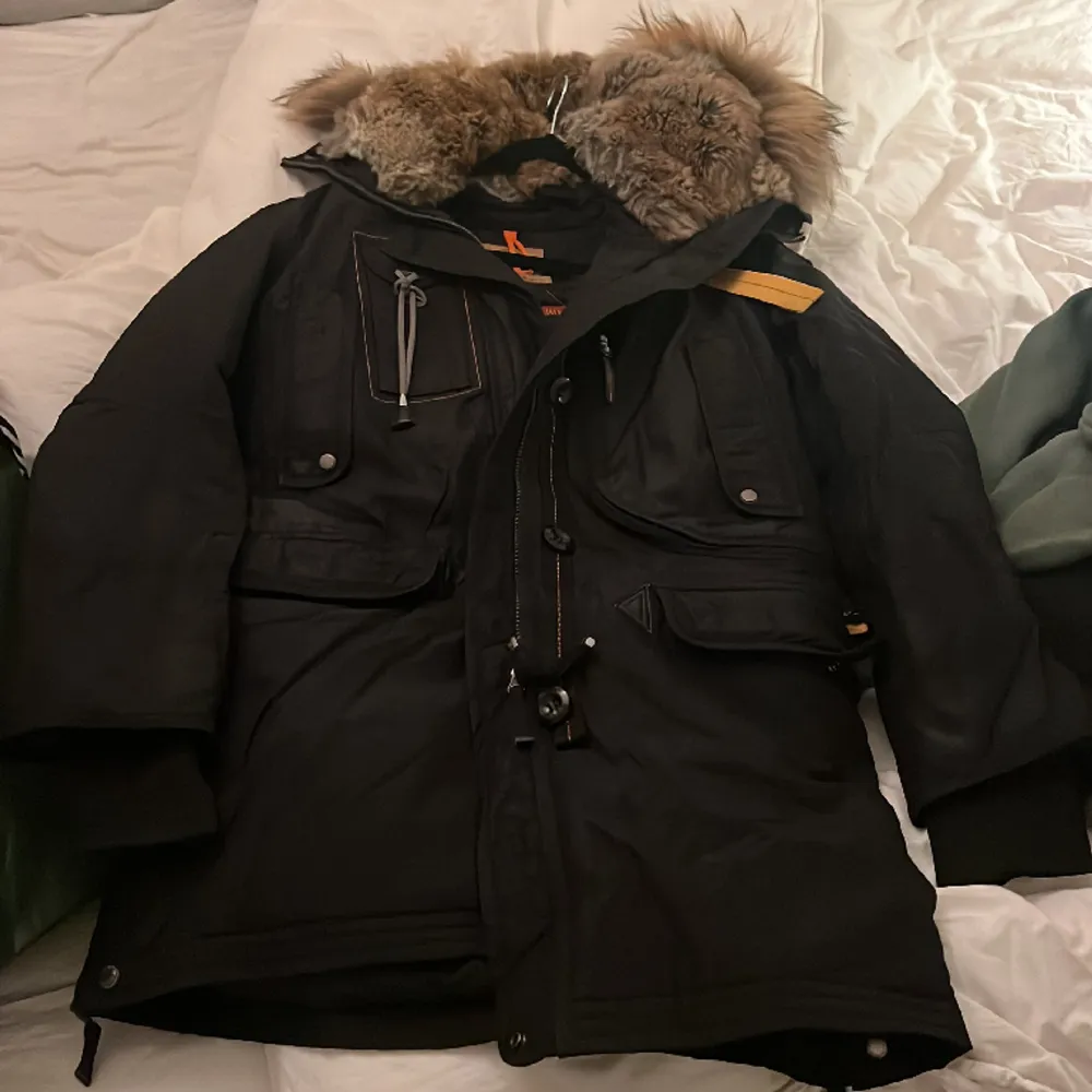 Använd en vinter, nypris 10.000kr. Andra bilden visar att jackan är äkta Para Jumper. Storlek S men skulle fungera för en person med M. Priset är förhandlingsbart! . Takit.