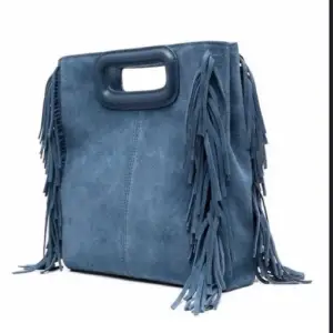 Intressekoll på min blåa Maje väska. Den är sparsamt använd men har endå några defekter och mockan är lite ojämn. Men skulle inte säga att det är någon stor fara