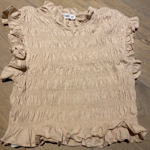 Fin topp - Säljer denna toppen från Mango, mycket fint skick! Storlek M men passar xs - m💕