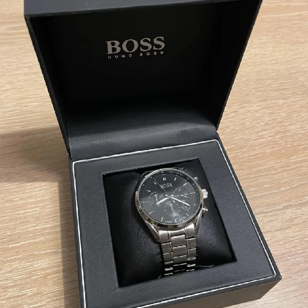Riktigt fin Hugo Boss klocka, ny priset är ca 4000kr, har inte hittat så många tillfällen att använda den så vill därför sälja den.. Accessoarer.