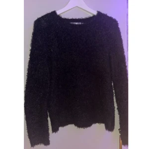 Stickad tröja  - Svart stickad tröja som är ”fluffig”. Jätte mysig o mjuk tröja. Haft tröjan i många år men inte använt så den är fortfarande i bra skick. Vet inte vad den kommer ifrån men står isolde inuti. 