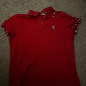 Moncler pike - Röd moncler pike som är för liten. Använd några gånger men bra skick.