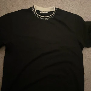 Acne studios tröja - Acne studios t-shirt som inte används. Bra skick