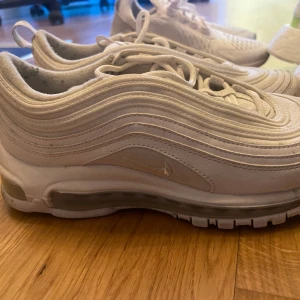 Nike  - Använda därav lite smutsiga men annars är dom i fint skick