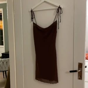 Klänning från BERSHKA - Knappt använd! Nästan som ny!❣️