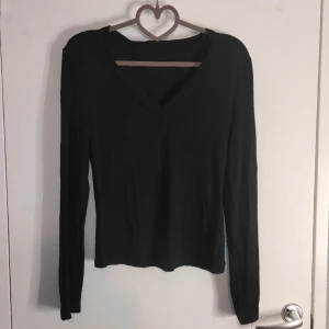 Svart tröja - Svart långärmad tröja med v-ringning, aldrig använd 💞