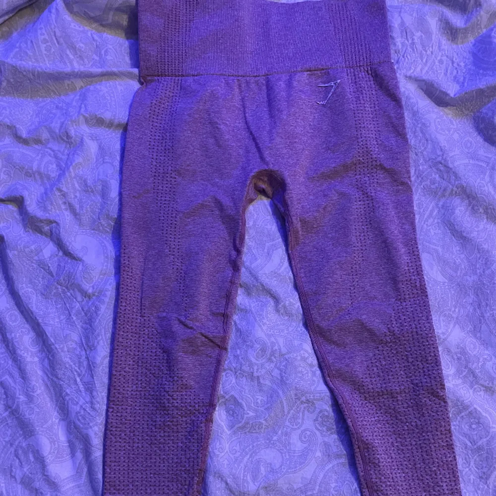 Ett par rosa gym byxor i från gym shark. Märket håller på att ramla av, och det finns en lagning på ena benet( se på bild 2 och 3 ) . Jeans & Byxor.