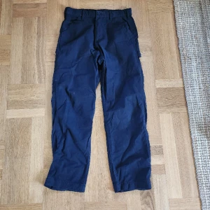 Chinos från Uniqlo - Marinblå chinos från uniqlo i nyskick. W27-30. S. Stretch.
