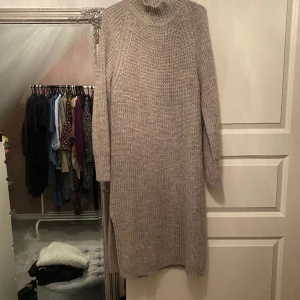 Grå stickad klänning - Säljer en grå stickad klänning från Levete Room, i bra skick! Köparen står för frakt, skriv om du har några frågor 🥰