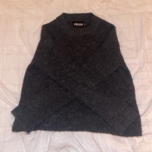 Stickad tröja  - Jättefin stickad tröja. Använd endast en gång då jag hade en liknande redan.💕