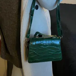 En grön söt liten väska. Köpt på Shein. (Frakten är inräknad i priset) 🥰
